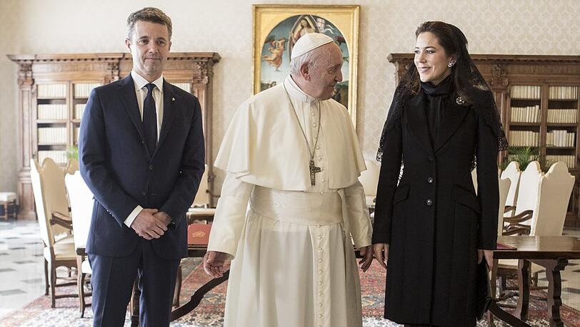 Papst Franziskus (m.) mit Königin Mary und König Frederik X. im Jahr 2018.