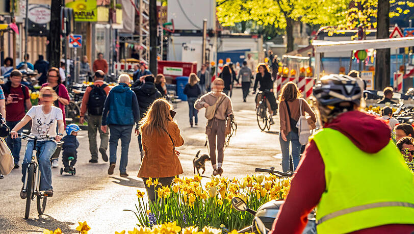 Ein Foto aus dem April: Gerade an warmen Tagen herrscht in der Weißenburger Straße reges Treiben.