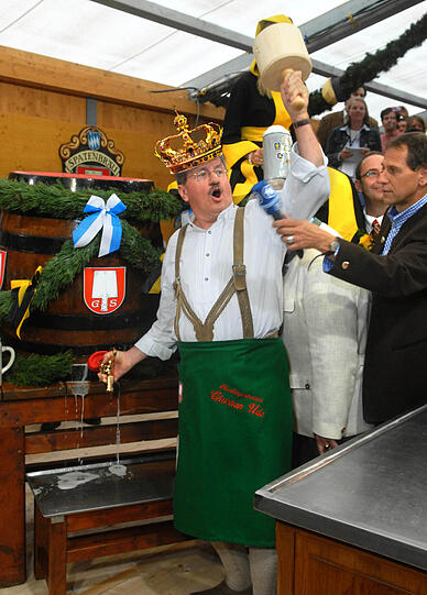 Anzapfkönig Christian Ude – hier mit Krone beim Oktoberfest 2009, als er mit nur zwei Schlägen angezapft hatte.