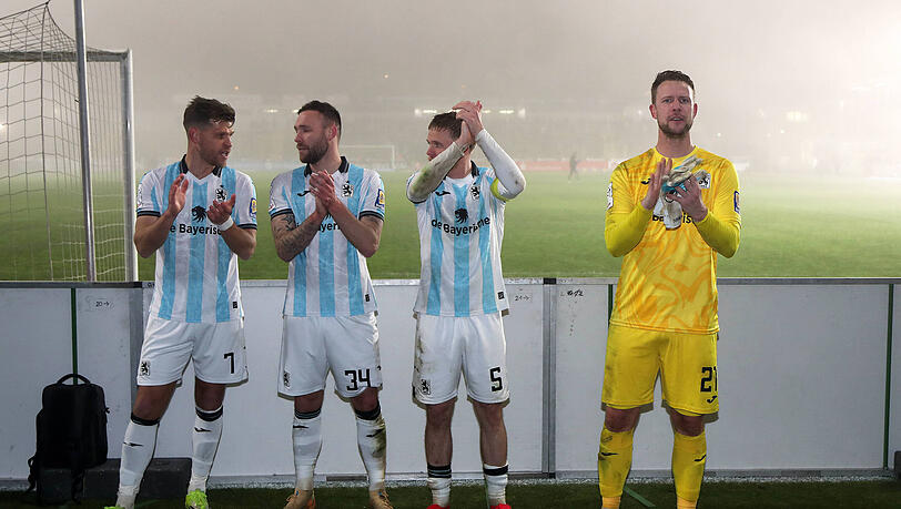 W&auml;hrend Florian Niederlechner und Patrick Hobsch bereits ein Arbeitspapier f&uuml;r die kommende Saison beim TSV 1860 haben, ist das bei Thore Jacobsen und Thomas D&auml;hne (v.l.) noch nicht der Fall.