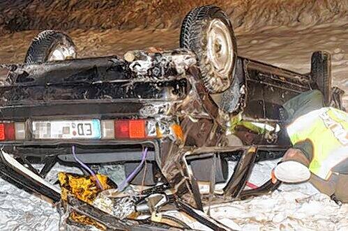 Der eingeklemmte Fahrer hatte keine Chance: Er verstarb noch an der Unfallstelle.
