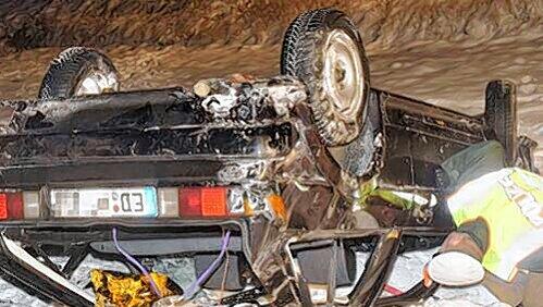 Der eingeklemmte Fahrer hatte keine Chance: Er verstarb noch an der Unfallstelle. Der eingeklemmte Fahrer hatte keine Chance: Er verstarb noch an der Unfallstelle.