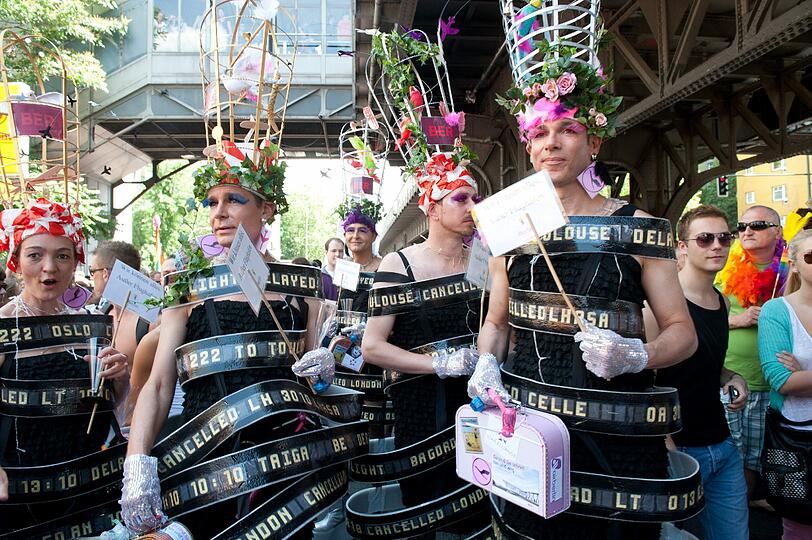 Kunterbunt und gut gelaunt: berlin feiert in schrillen Kostümen den Christopher Street Day! Hier gibts die Bilder von der Parade!