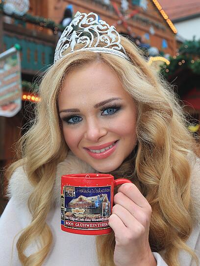 Die amtierende Miss Intercontinental, Ekaterina Plekhova aus Russland, auf dem Weihnachtsmarkt in Magdeburg.