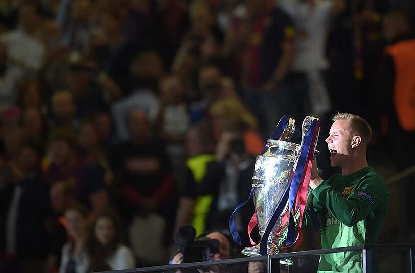 "Es ist einfach geil!" - Marc-André ter Stegen mit dem Champions-League-Pokal.