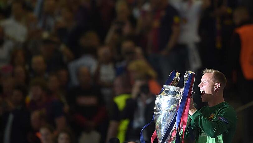 "Es ist einfach geil!" - Marc-André ter Stegen mit dem Champions-League-Pokal. "Es ist einfach geil!" - Marc-André ter Stegen mit dem Champions-League-Pokal.