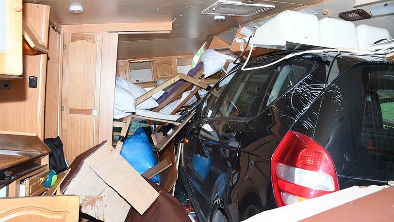 Die Münchner Straße in Feldkirchen - ein einziges Schlachtfeld. Die Bilder vom spektakulären Wohnwagen-Unfall.