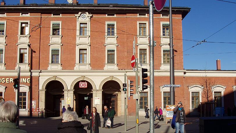 Der Bahnhofsplatz ist nun endlich fertig. Der Bahnhofsplatz ist nun endlich fertig.
