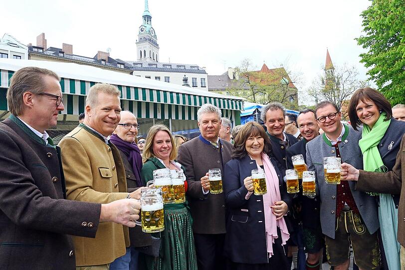Die Chefs der Münchner Brauereien und das Ehepaar Reiter stoßen auf den Maibaum an.