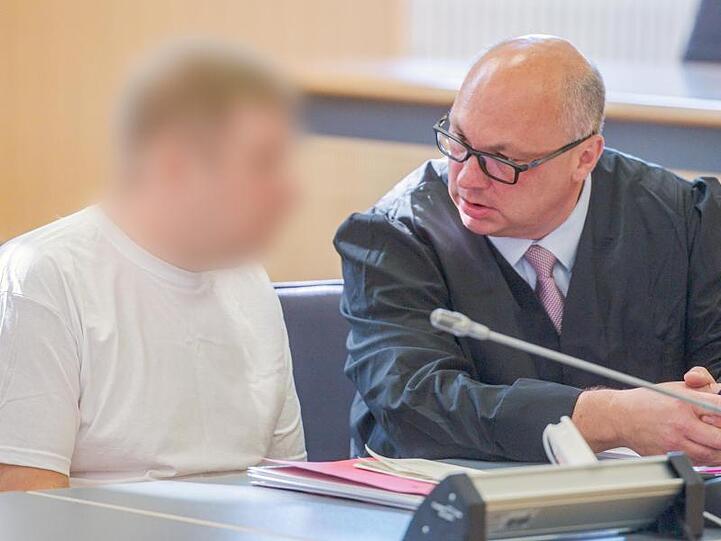 Der Angeklagte spricht im Verhandlungssaal des Landgerichts mit seinem Verteidiger Uwe Grabner. Foto: Armin Weigel/Archiv
