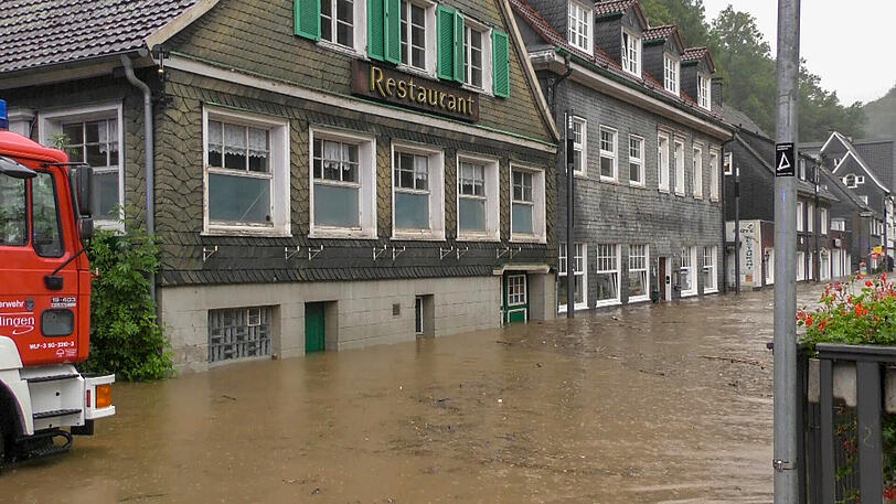 Eine Straße vor einem Restaurant ist überflutet.