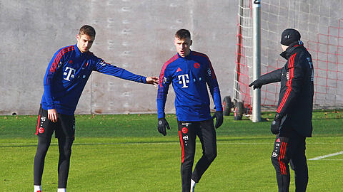 Josip Stanisic (li.) trainierte am Dienstag zum ersten Mal wieder mit dem Team.