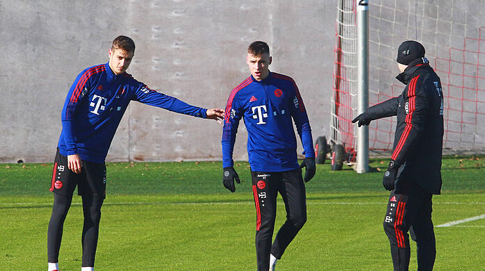 Josip Stanisic (li.) trainierte am Dienstag zum ersten Mal wieder mit dem Team.
