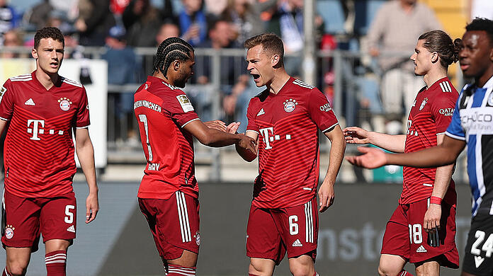 Serge Gnabry (2. v.l.) traf zum 2:0 gegen Bielefeld nach Vorarbeit von Joshua Kimmich.
