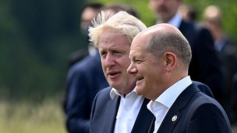 Boris Johnson (l), Premierminister von Großbritannien, und Bundeskanzler Olaf Scholz (SPD).