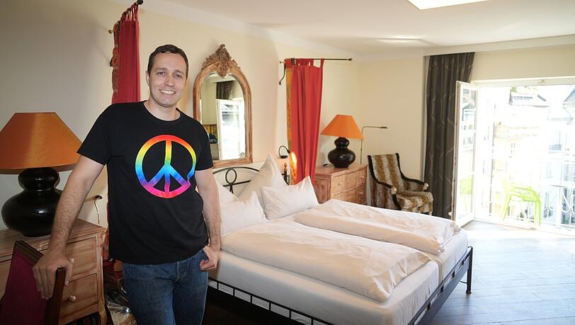 Roger Holzapfel-Barta vom Hotel Deutsche Eiche in einem der Zimmer. Roger Holzapfel-Barta vom Hotel Deutsche Eiche in einem der Zimmer.