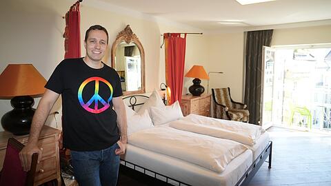 Roger Holzapfel-Barta vom Hotel Deutsche Eiche in einem der Zimmer.