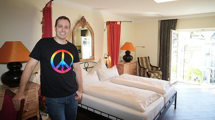 Roger Holzapfel-Barta vom Hotel Deutsche Eiche in einem der Zimmer.