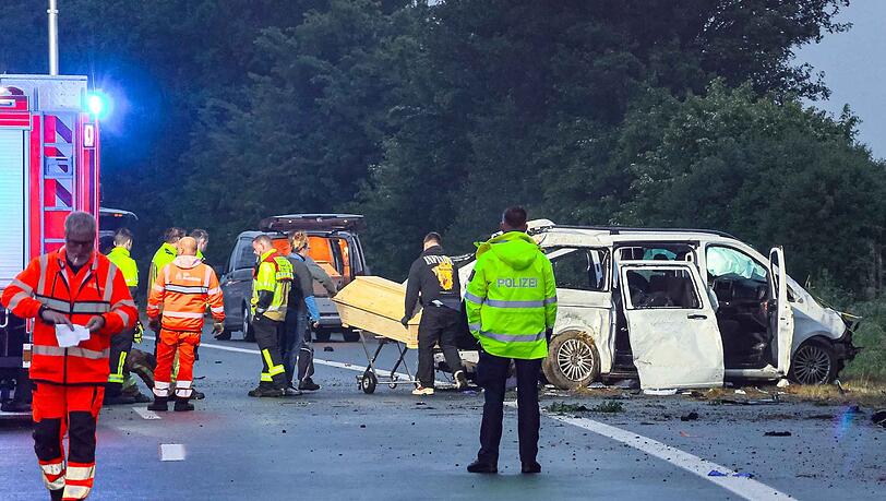 Bei einem Unfall eines Kleinbusses auf der Autobahn 48 bei Koblenz sind in der Nacht drei Menschen tödlich verletzt worden.