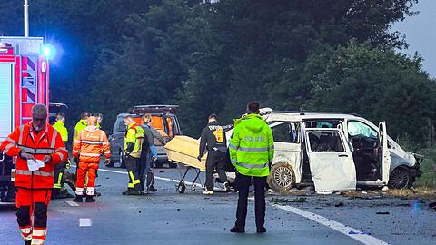 Bei einem Unfall eines Kleinbusses auf der Autobahn 48 bei Koblenz sind in der Nacht drei Menschen tödlich verletzt worden.