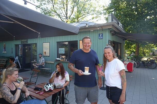 Philipp Rothhaas und Christina Diaz-Vazquez vom Kiosk 1917: Hier gibt es sommerliche Getränke, etwa den Ice-Kokosnusslatte oder Sarti Spritz. Letzteres ist der Lieblingsdrink von Christina Diaz-Vazquez. "Wie Karibik-Feeling", sagt sie. Philipp Rothhaas und Christina Diaz-Vazquez vom Kiosk 1917: Hier gibt es sommerliche Getränke, etwa den Ice-Kokosnusslatte oder Sarti Spritz. Letzteres ist der Lieblingsdrink von Christina Diaz-Vazquez. "Wie Karibik-Feeling", sagt sie.