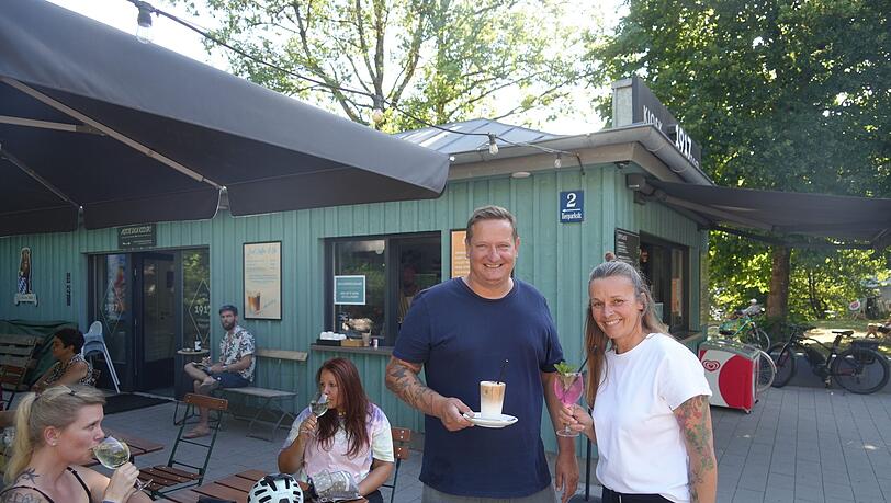 Philipp Rothhaas und Christina Diaz-Vazquez vom Kiosk 1917: Hier gibt es sommerliche Getränke, etwa den Ice-Kokosnusslatte oder Sarti Spritz. Letzteres ist der Lieblingsdrink von Christina Diaz-Vazquez. "Wie Karibik-Feeling", sagt sie. Philipp Rothhaas und Christina Diaz-Vazquez vom Kiosk 1917: Hier gibt es sommerliche Getränke, etwa den Ice-Kokosnusslatte oder Sarti Spritz. Letzteres ist der Lieblingsdrink von Christina Diaz-Vazquez. "Wie Karibik-Feeling", sagt sie.