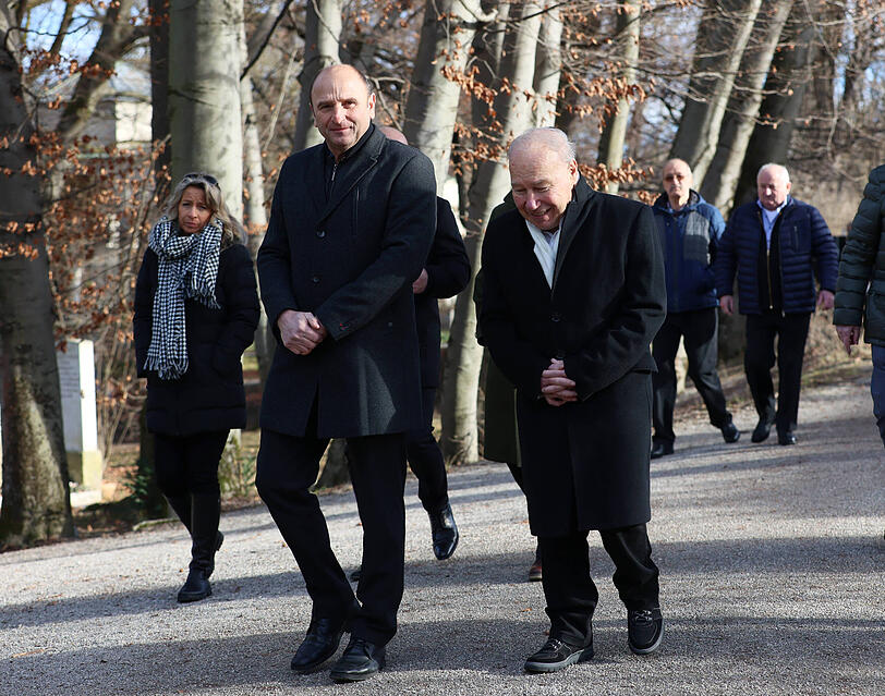 Immer ein Herz f&uuml;r die L&ouml;wen: Karsten Wettberg und Thomas Miller bei der Beerdigung von Hans Rebele.