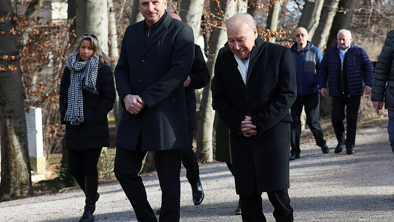 Immer ein Herz f&uuml;r die L&ouml;wen: Karsten Wettberg und Thomas Miller bei der Beerdigung von Hans Rebele.