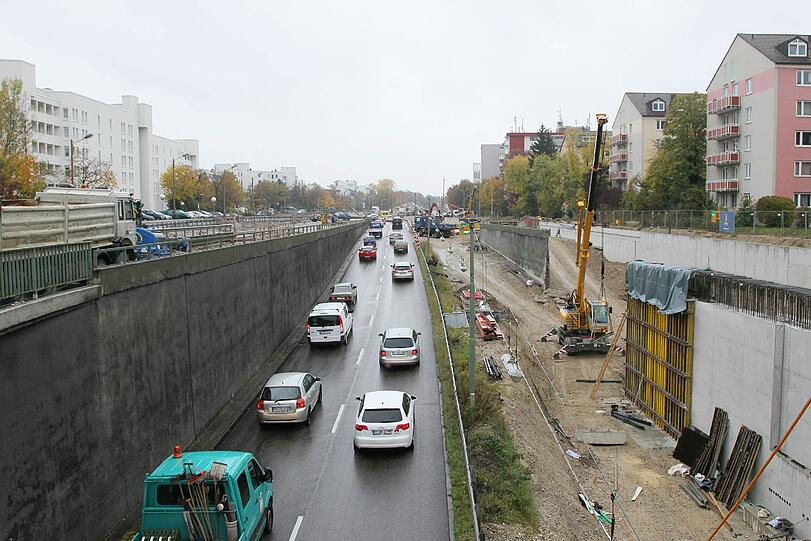 Im zweiten Halbjahr 2015 werden die Autos hier gleich nach der Überführung an der Passauer Straße im Tunnel verschwinden.