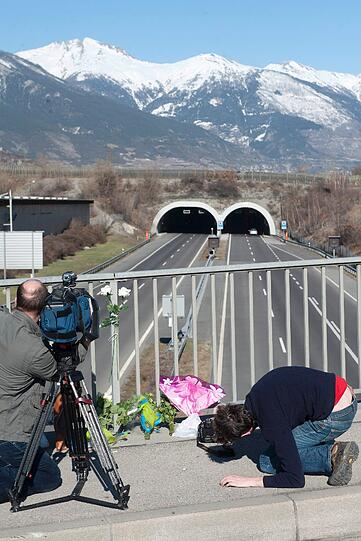 Trauer, Wut, Entsetzen: Nach dem schrecklichen Busunfall in der Schweiz mit 28 toten Menschen fallen sich Angehörige in die Arme, Freunde stellen Kerzen auf und besuchen Gottestdienste. Die Bilder