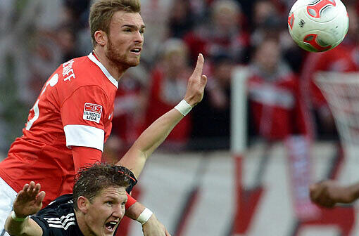 JAN KIRCHHOFF: Note 5. Diesmal noch Mainzer Innenverteidiger, ab Sommer dann Neu-Münchner. Begann mit einem Stellungsfehler und einem harten Foul an Ribéry, beim 0:2 und 0:3 dann ehrfürchtiger Zuschauer. Damit zweiter Sieger im Fernduell mit Van Buyten.