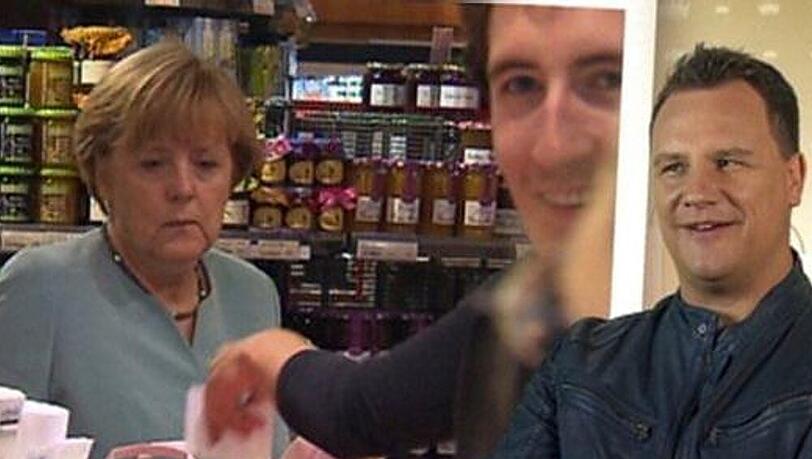 Ex-Dschungelkönig Peer Kusmagk (Mitte) lacht und staunt, als er beim Dreh zu Guido Maria Kretschmers (re.) Show plötzlich mit Angela Merkel (li.) an der Supermarkt-Kasse steht Ex-Dschungelkönig Peer Kusmagk (Mitte) lacht und staunt, als er beim Dreh zu Guido Maria Kretschmers (re.) Show plötzlich mit Angela Merkel (li.) an der Supermarkt-Kasse steht