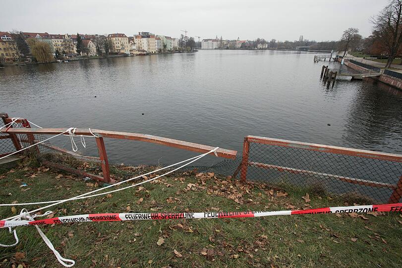 Im Foto die Stelle, an der ein Auto mit vier Insassen in den Fluss Dahme stürzte und unterging. Nach einer 20-Jährigen ist jetzt auch der 18-jährige Fahrer verstorben.