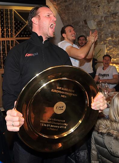Ausgelassen feiern die deutschen Handballer am Sonntagabend ihren EM-Titel in Krakau. Die Bilder.