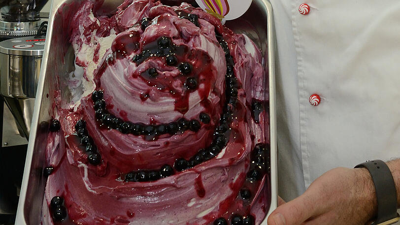 "Rahmonia" heißt dieser süße Traum in Lila mit Aroniabeeren.