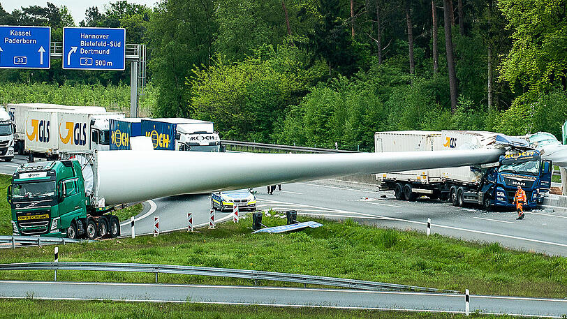 Ein spektakulärer Unfall mit einem Windradflügel hat sich am Dienstag auf der A33 bei Bielefeld ereignet.