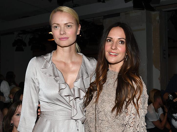 Das deutsche Model Franziska Knuppe (l) und Moderatorin und Model Johanna Klum bei der Modepräsentation des Labels "Ewa Herzog"