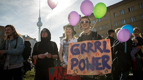 Wenn ab sofort der Frauentag in Berlin arbeitsfrei wird, kann man auch viel leichter an Demonstrationen zum Weltfrauentag teilnehmen.