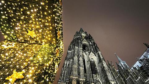 Hell erstrahlt der Dom zur Mitternachtsmette am Heiligabend. Je näher der Termin rückt, desto mehr Weihnachtsgottesdienste werden gestrichen.