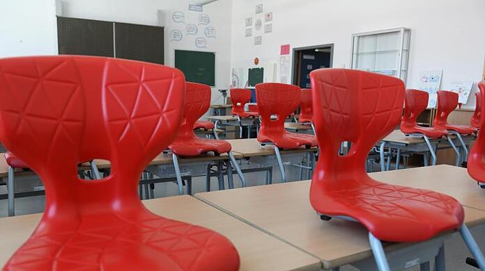 Der Präsident des Berufsverbands der Kinder- und Jugendärzte, Thomas Fischbach, bringt eine Corona-Impfpflicht für bestimmte Berufsgruppen ins Gespräch - darunter Lehrkräfte.