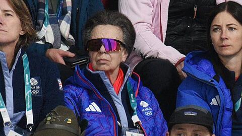 Prinzessin Anne, hier beim Curling, ist bekannt f&uuml;r ihre schnittigen Sportbrillen.