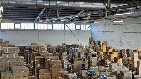 Immer mal wieder hebt der Zoll Lager mit gro&szlig;en Mengen an illegalen E-Zigaretten aus, hier ein Beispiel aus Neuss (NRW) Ende 2024. (Archivbild)