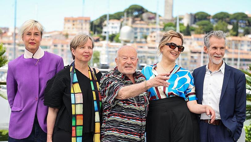 Bei der Premiere in Cannes dim Mai: Susanne Wolff (l-r), Schriftstellerin Jenny Erpenbeck, Regisseur und Drehbuchautor Volker Schloendorff, Martina Gedeck und Ulrich Matthes. Bei der Premiere in Cannes dim Mai: Susanne Wolff (l-r), Schriftstellerin Jenny Erpenbeck, Regisseur und Drehbuchautor Volker Schloendorff, Martina Gedeck und Ulrich Matthes.