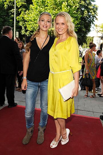 Julie Engelbrecht und Nova MeierhenrichBeim Empfang von Bavaria Film im Künstlerhaus am Lenbachplatz anlässlich des Filmfest München 2013