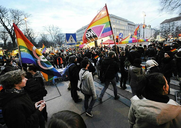 Demonstration vor dem Café Prückel, das vor einigen Tagen ein lesbisches Pärchen wegen eines Kusses hinauskomplimentiert hatte.