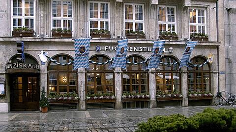 Die Eigentümerfamilie von Finck will aus dem Franziskaner ein Luxus-Einkaufszentrum machen. Die Stadt war in diese Pläne bislang nicht eingeweiht. Entsprechend groß ist jetzt die Aufregung.