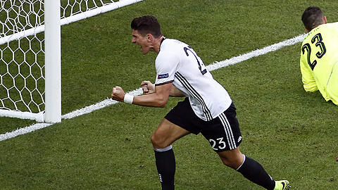 Es läuft: Mario Gomez bei seinem Tor für Deutschland im EM-Achtelfinale gegen die Slowakei.