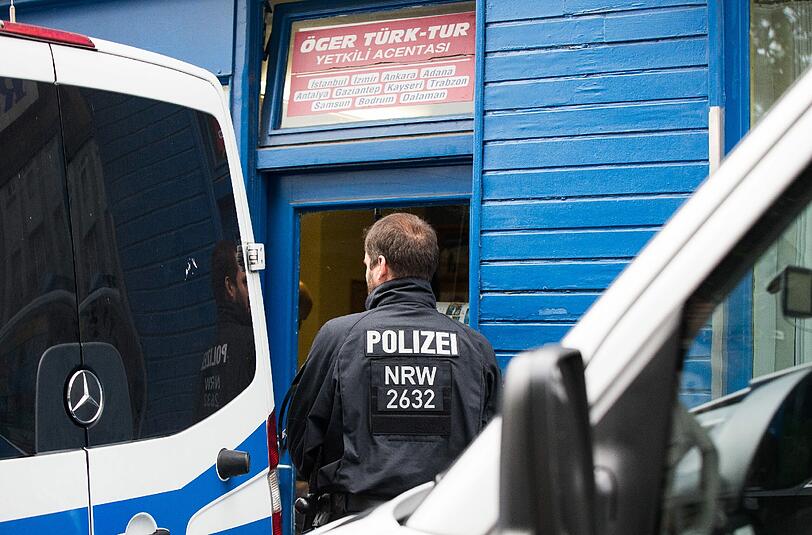 NRW in Aufruhr: Polizisten stehen vor einem türkischen Reisebüro.