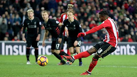 Sunderland's Jermain Defoe erzielt mit einem Elfmeter das zweite Tor für seine Mannschaft im Spiel gegen Liverpool.