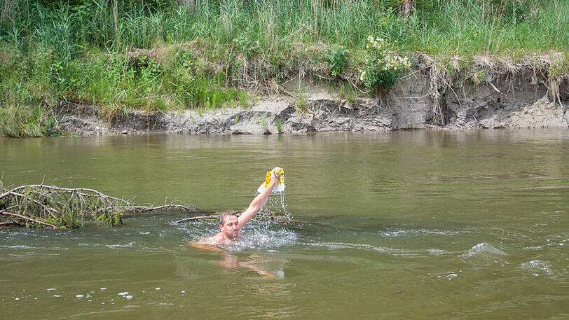 Reichlich Müll sammelten die freiwilligen Helfer am Sonntag auf der Isar ein. Die Bilder der RamaDama-Aktion.
